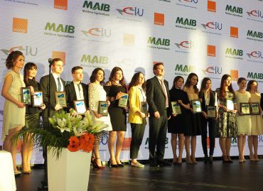 

                                                                                     https://www.maib.md/storage/media/2018/5/2/excelenta-academica-a-tinerilor-celebrata-de-moldova-agroindbank-2018/big-excelenta-academica-a-tinerilor-celebrata-de-moldova-agroindbank-2018.png
                                            
                                    