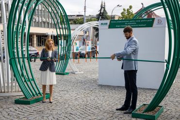 

                                                                                     https://www.maib.md/storage/media/2020/6/22/maib-si-decoratii-md-au-inaugurat-scuarul-medicilor-cu-drag-de-medici-si-societate-un-omagiu-pentru-viata/big-maib-si-decoratii-md-au-inaugurat-scuarul-medicilor-cu-drag-de-medici-si-societate-un-omagiu-pentru-viata.png
                                            
                                    