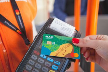 

                                                                                     https://www.maib.md/storage/media/2021/3/5/primaria-municipiului-chisinau-mastercard-si-moldova-agroindbank-incep-implementarea-proiectului-platilor-contactless-in-transportul-public-din-capitala/big-primaria-municipiului-chisinau-mastercard-si-moldova-agroindbank-incep-implementarea-proiectului-platilor-contactless-in-transportul-public-din-capitala.png
                                            
                                    
